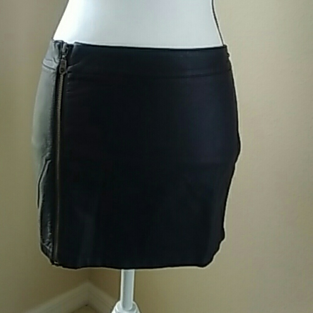 Rue 21 Fuax leather zip up mini skirt